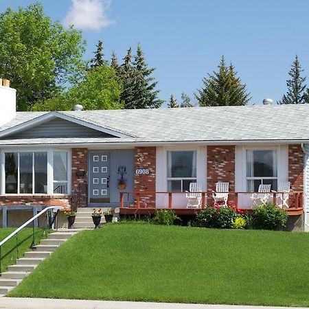 Cozy Nest Bed & Breakfast YYC Exterior photo
