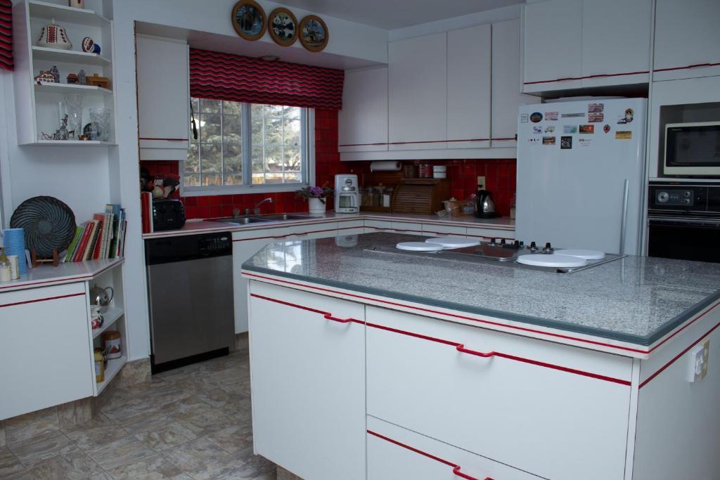 Cozy Nest Bed & Breakfast YYC Exterior photo