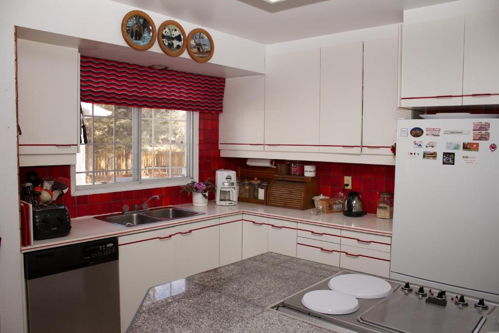 Cozy Nest Bed & Breakfast YYC Exterior photo