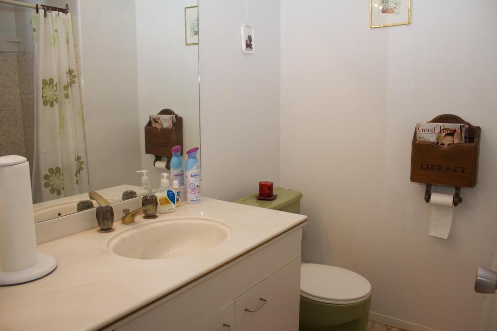 Cozy Nest Bed & Breakfast YYC Exterior photo